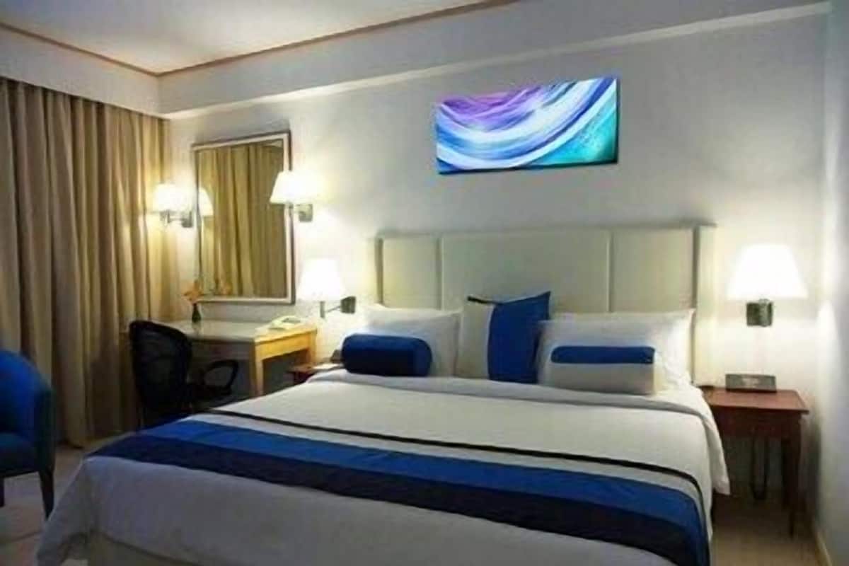 Minibar, coffre-fort, bureau, rideaux d’obscurcissement