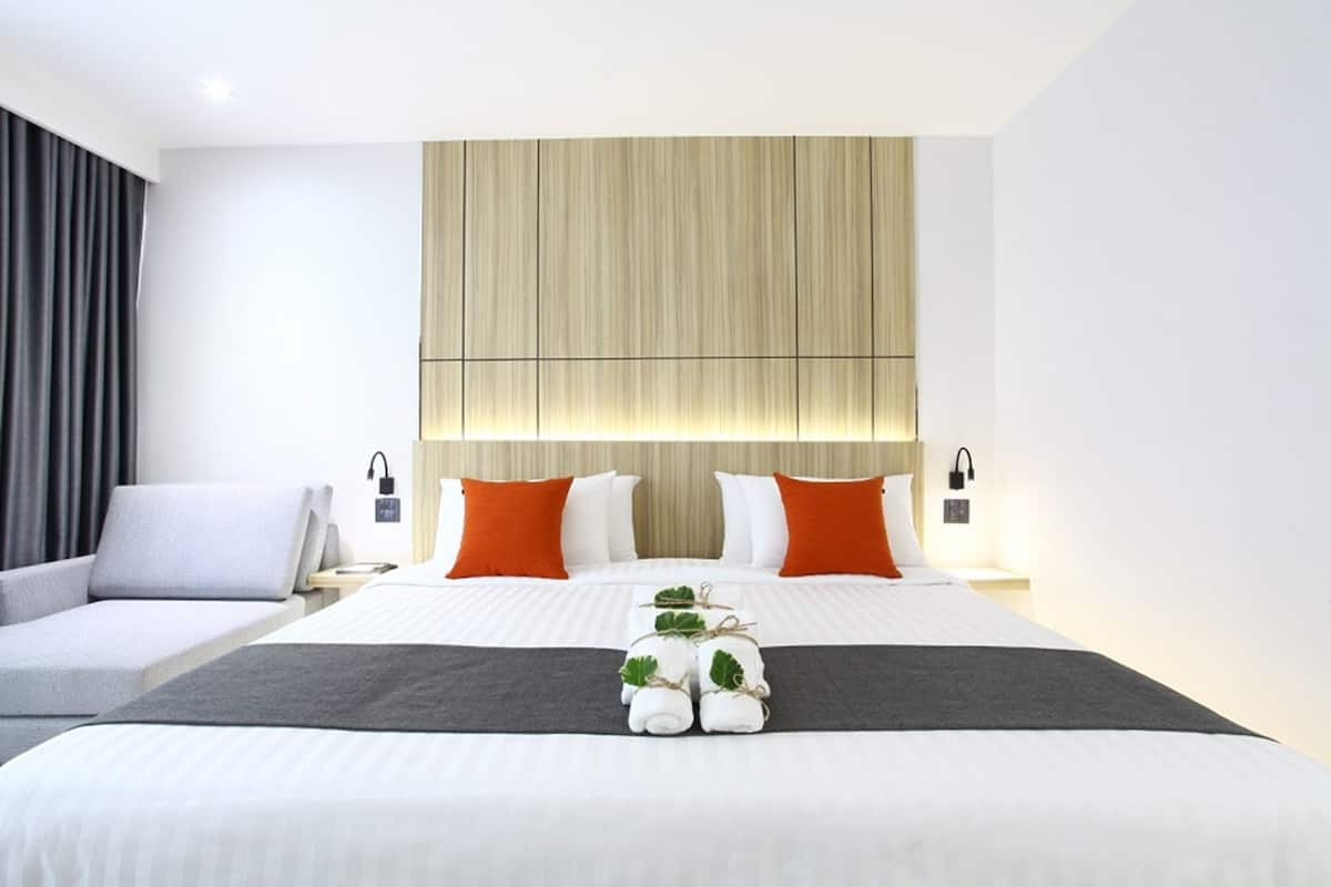 Elegance Floor Room | Minibar, in-room safe, desk, blackout curtains