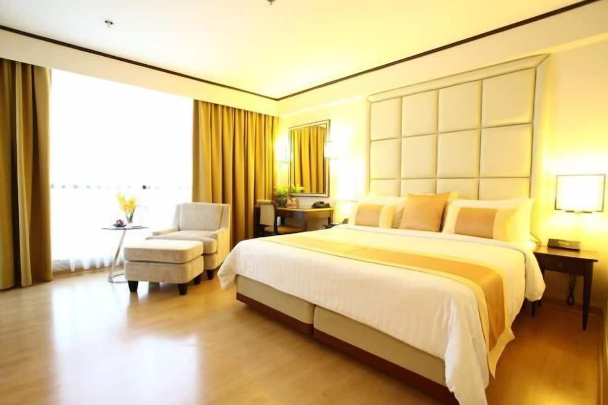 Minibar, in-room safe, desk, blackout curtains