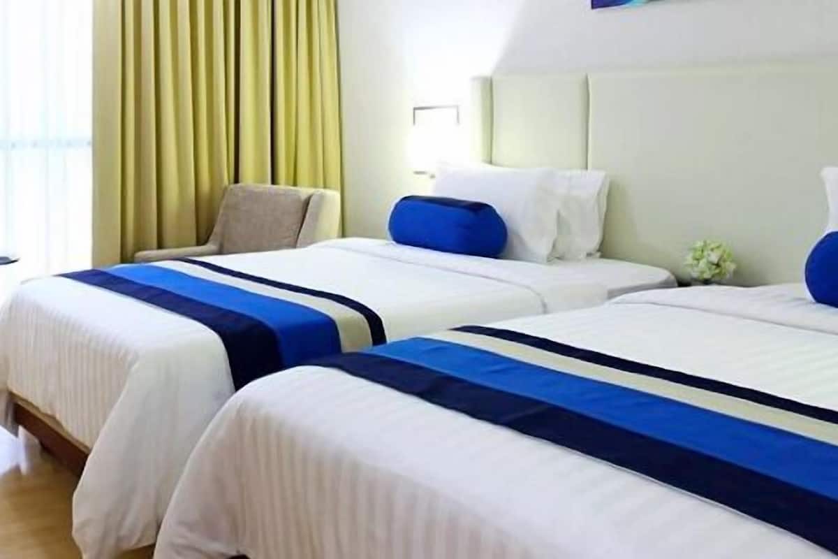 Deluxe Twin Room | Minibar, in-room safe, desk, blackout curtains