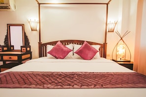 Deluxe Room, 1 Bedroom, Garden View, Garden Area | Meja, langsir/tirai gelap terus, katil lipat simpan/tambahan 