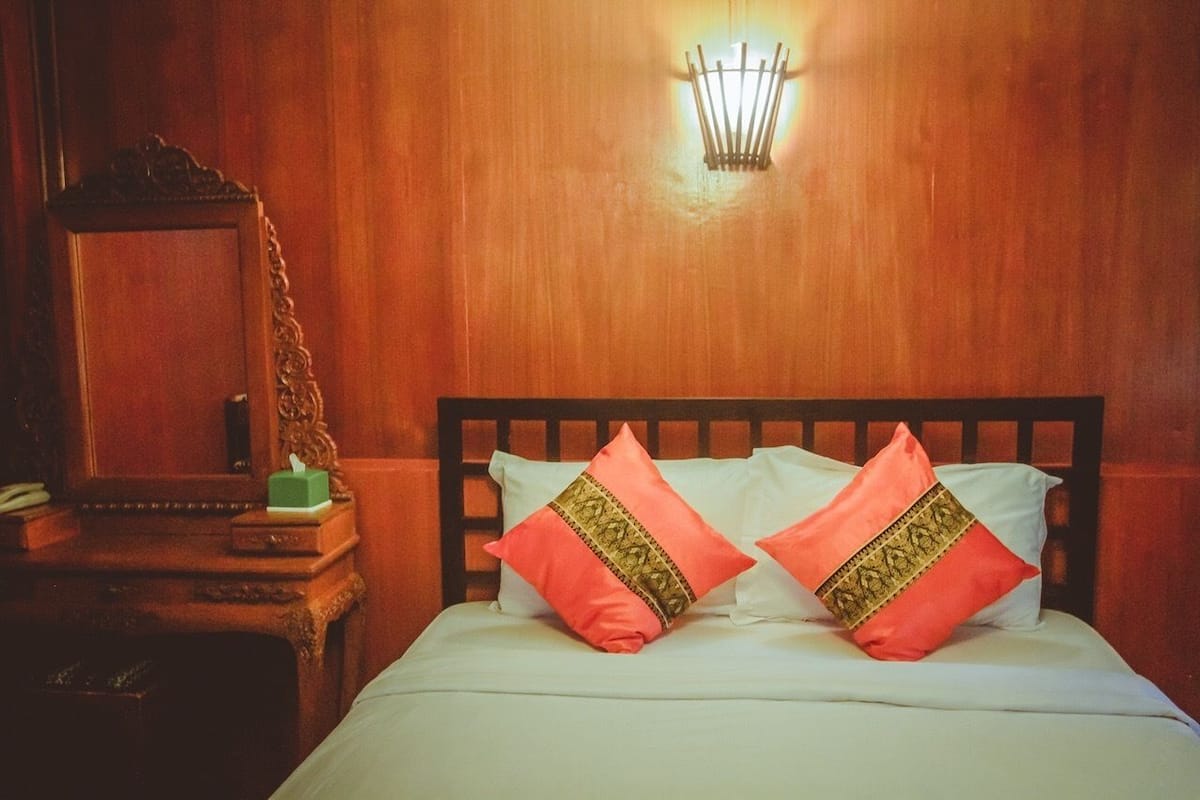 Standard Twin Fan | Desk, blackout curtains, rollaway beds, free WiFi