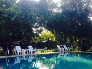 Una piscina al aire libre