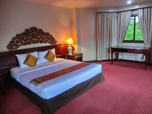 Deluxe King Room | In-room safe, desk, blackout curtains, rollaway beds