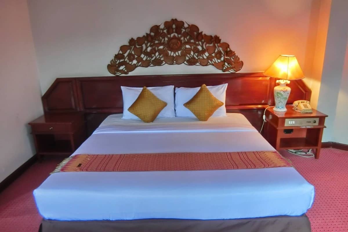 Deluxe King Room | In-room safe, desk, blackout drapes, rollaway beds (surcharge)