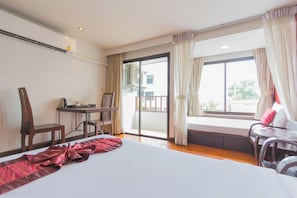 Boutique  | Premium bedding, desk, blackout drapes, free WiFi