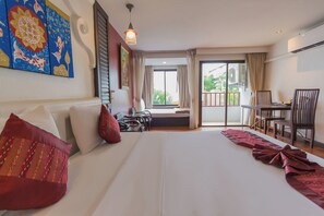 Boutique  | Hochwertige Bettwaren, Schreibtisch, Verdunkelungsvorhänge