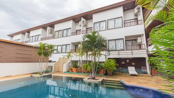 Außenpool, Liegestühle