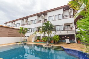 Outdoor pool, sun loungers - BP Chiang Mai City Hotel (Chiang Mai)