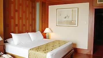 Minibar, in-room safe, iron/ironing board, Internet