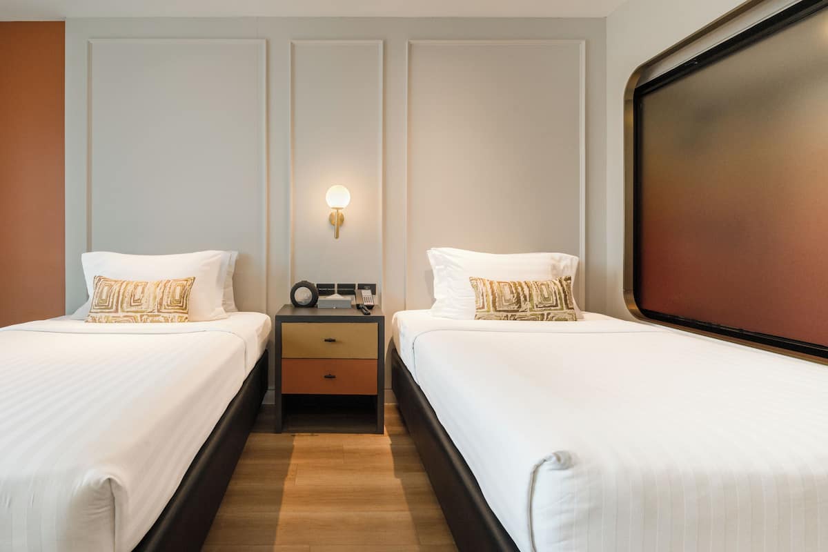 Deluxe Twin Room | Minibar, in-room safe, desk, blackout drapes
