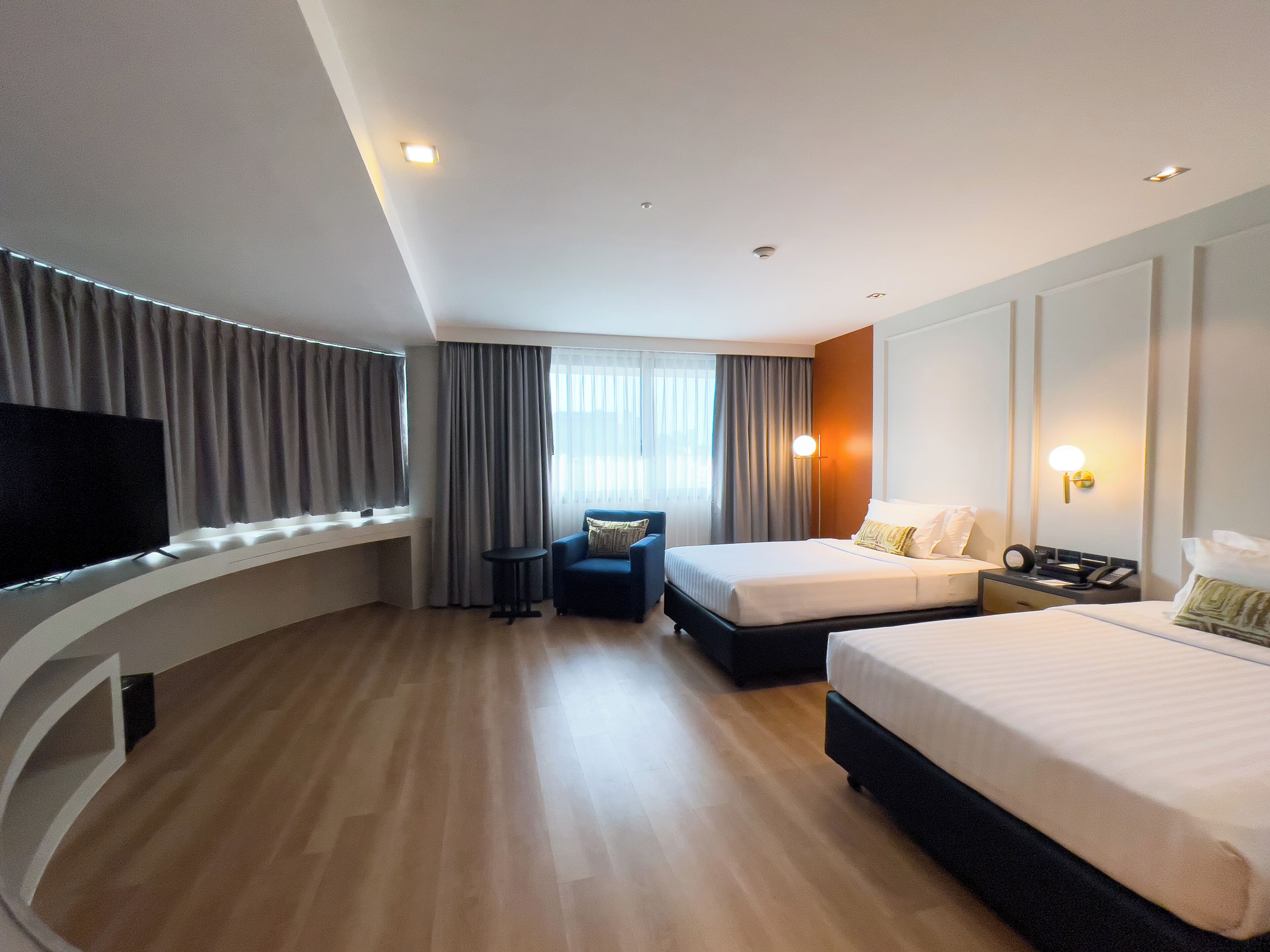 Executive Deluxe Room Twin Bed | Frigobar, cofres nos quartos, escrivaninha, cortinas blackout