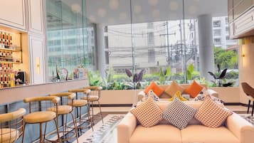 Se sirven desayunos, almuerzos y cenas; cocina internacional