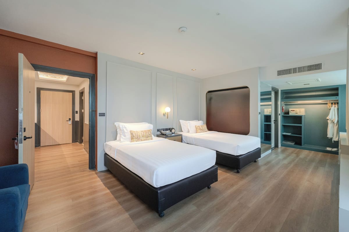 Junior Suite (2 Bedrooms) | Minibar, in-room safe, desk, blackout drapes