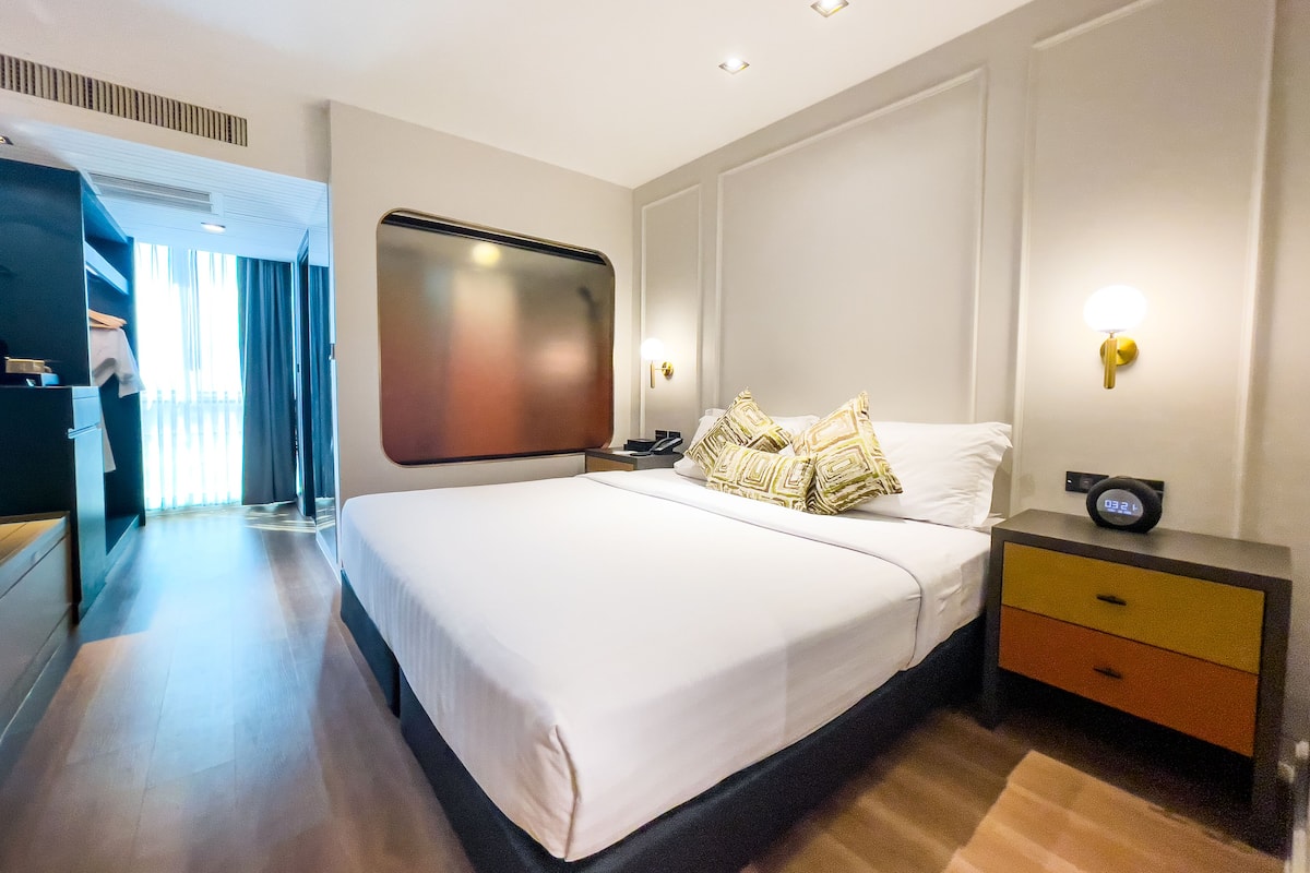 Kamer | Een minibar, een kluis op de kamer, een bureau, verduisterende gordijnen