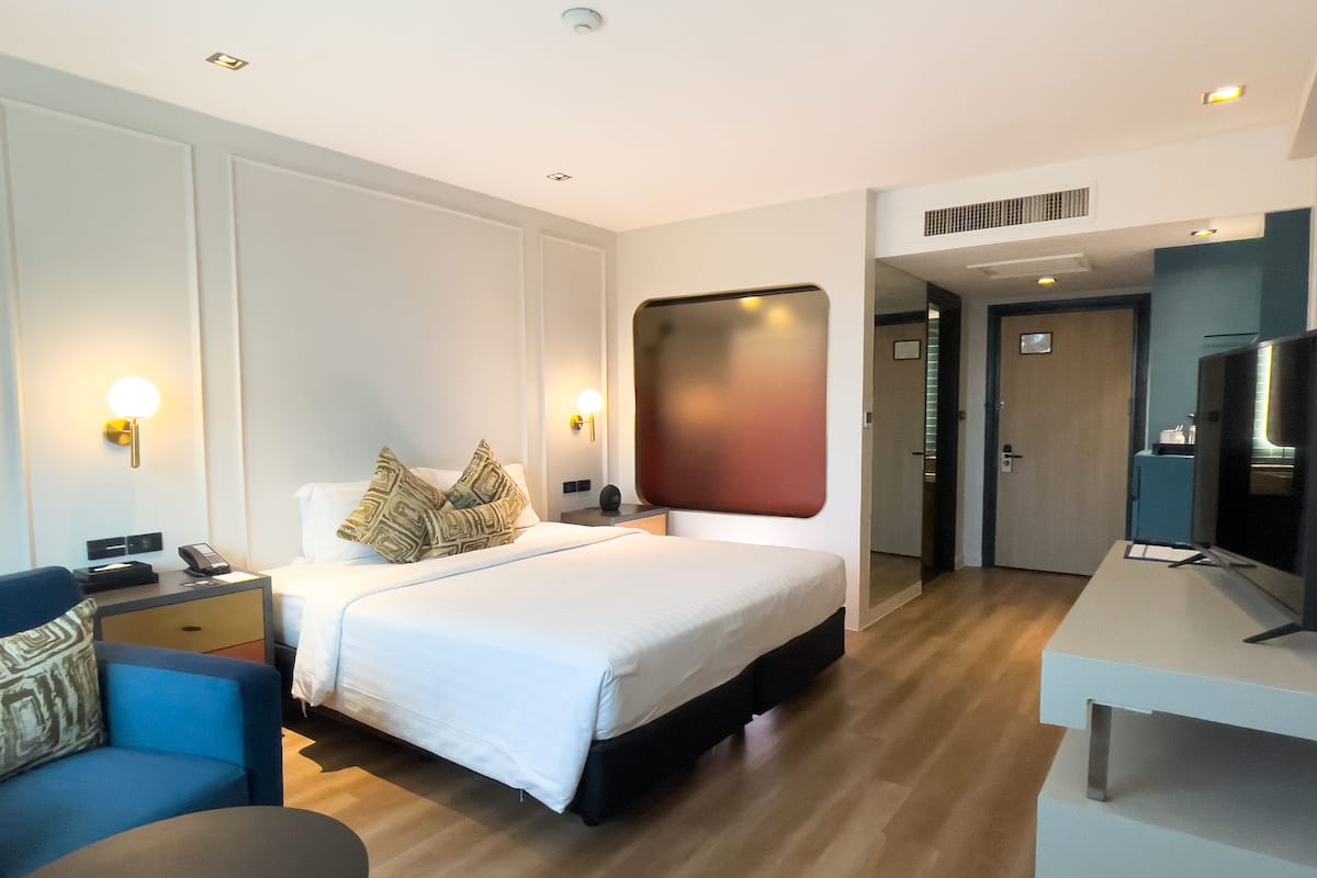 Deluxe tweepersoonskamer | Een minibar, een kluis op de kamer, een bureau, verduisterende gordijnen