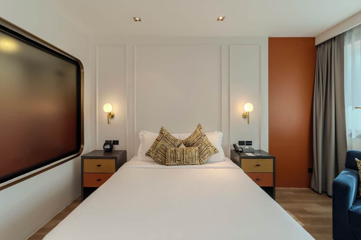 Deluxe Double Room | Minibar, in-room safe, desk, blackout drapes