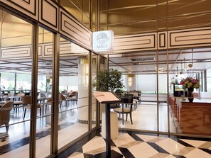 Lunch, dinner, brunch served; international cuisine  - A-One Bangkok Hotel (Bangkok)