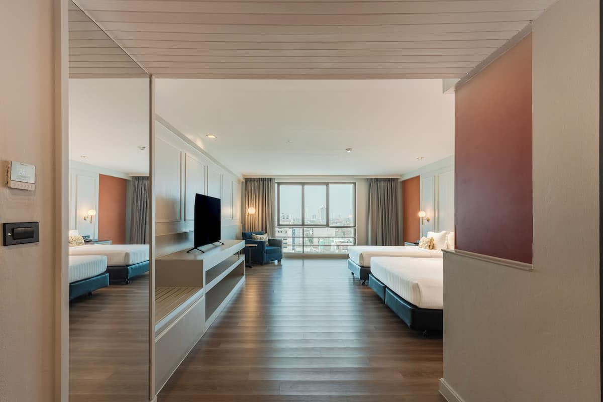 Family Suite | Minibar, in-room safe, desk, blackout drapes