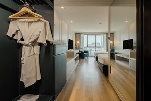 Minibar, in-room safe, desk, blackout drapes - A-One Bangkok Hotel (Bangkok)