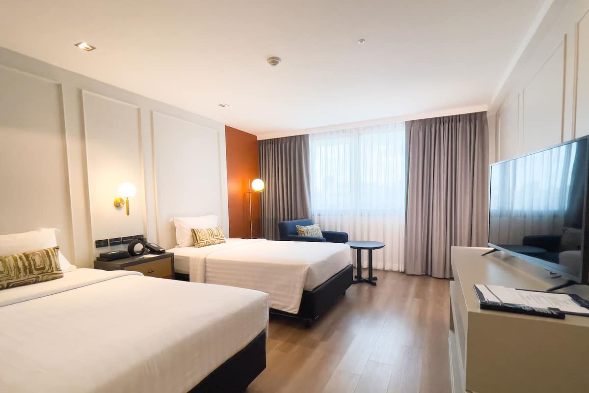 Deluxe Twin kamer | Een minibar, een kluis op de kamer, een bureau, verduisterende gordijnen