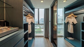 Rom | Minibar, safe på rommet, skrivebord og blendingsgardiner