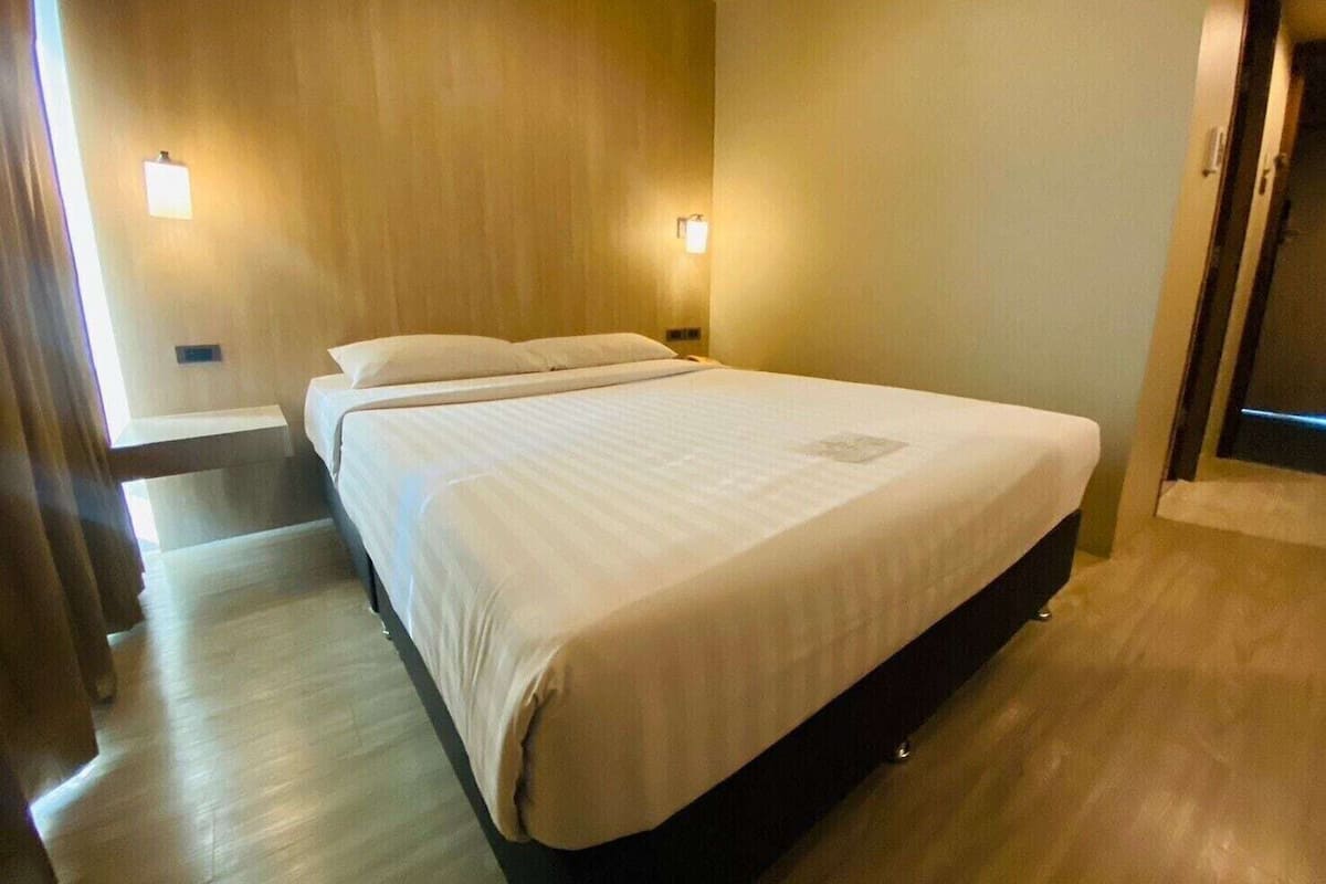 In-room safe, desk, WiFi, bed sheets