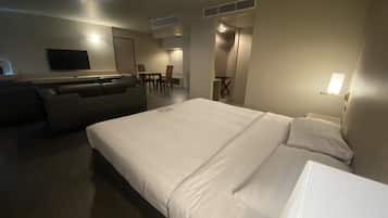 Junior Suite, Queen Bed | Coffres-forts dans les chambres, bureau, Wi-Fi, draps fournis