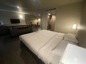 Junior Suite, Queen Bed | Värdeförvaringsskåp på rummet, skrivbord, wi-fi och sängkläder