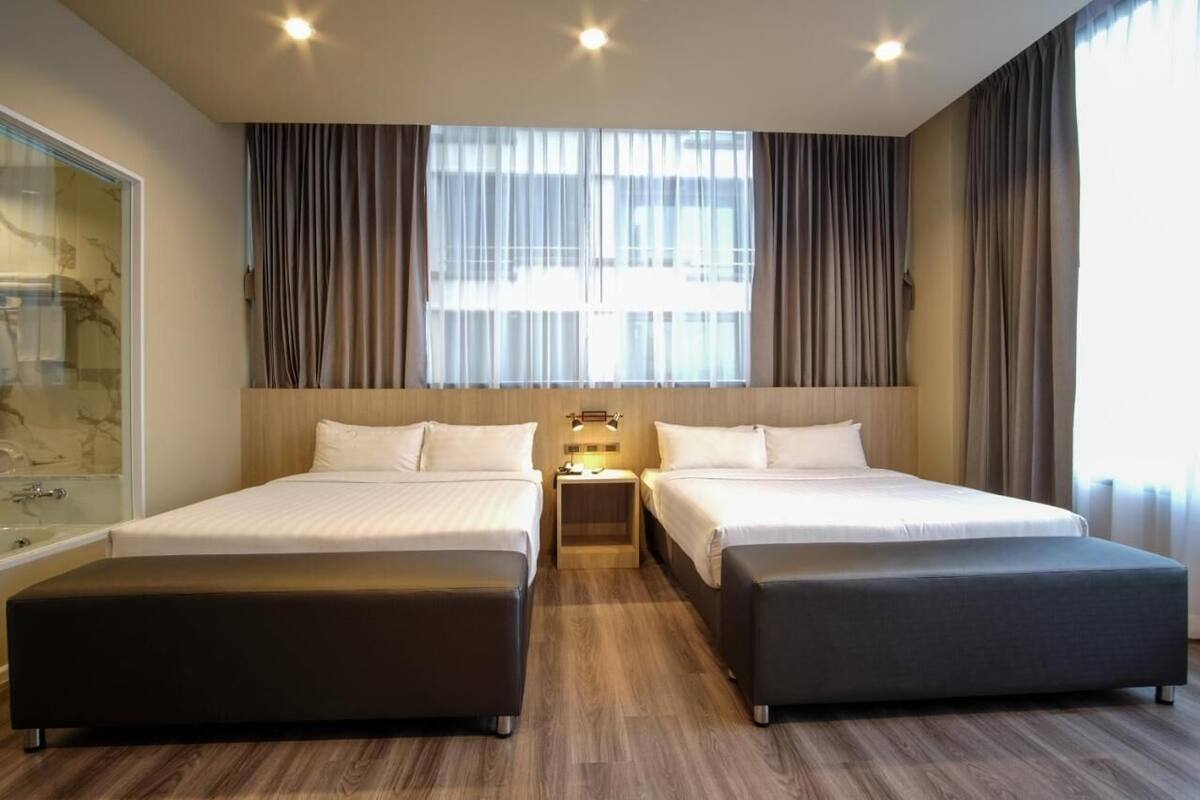 In-room safe, desk, WiFi, bed sheets