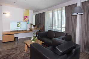 Junior Suite, Double Bed | In-room safe, desk, WiFi, bed sheets