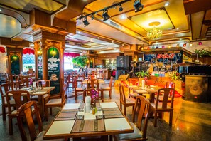 Breakfast, lunch and dinner served - Elizabeth Hotel (Bangkok)