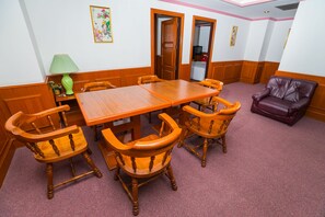 Executive Two Bedroom Suite | 客厅 | 32-英寸电视（配备有线频道）