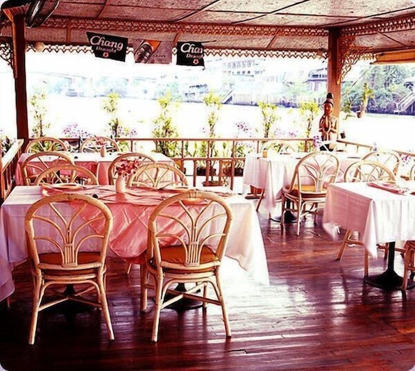 تناول الطعام بالخارج