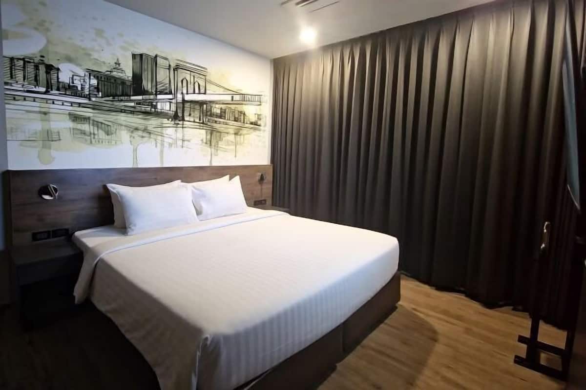 1 bedroom, in-room safe, desk, free WiFi