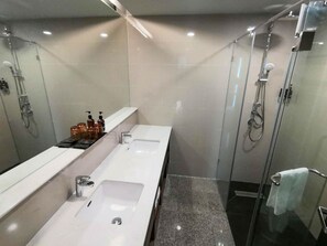 Habitación doble Premier, 1 cama King size | Baño | Regadera, regadera tipo lluvia, amenidades de baño gratuitas 