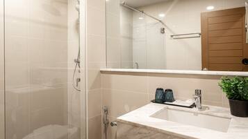 Superior, 2 Twin Beds, Non Smoking, City View | Cofres nos quartos, escrivaninha, Wi-Fi de cortesia, roupa de cama