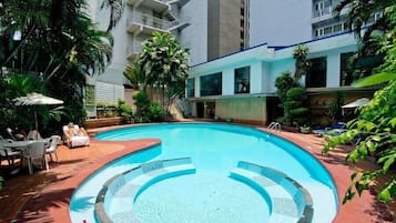 Outdoor pool, free cabanas, pool umbrellas