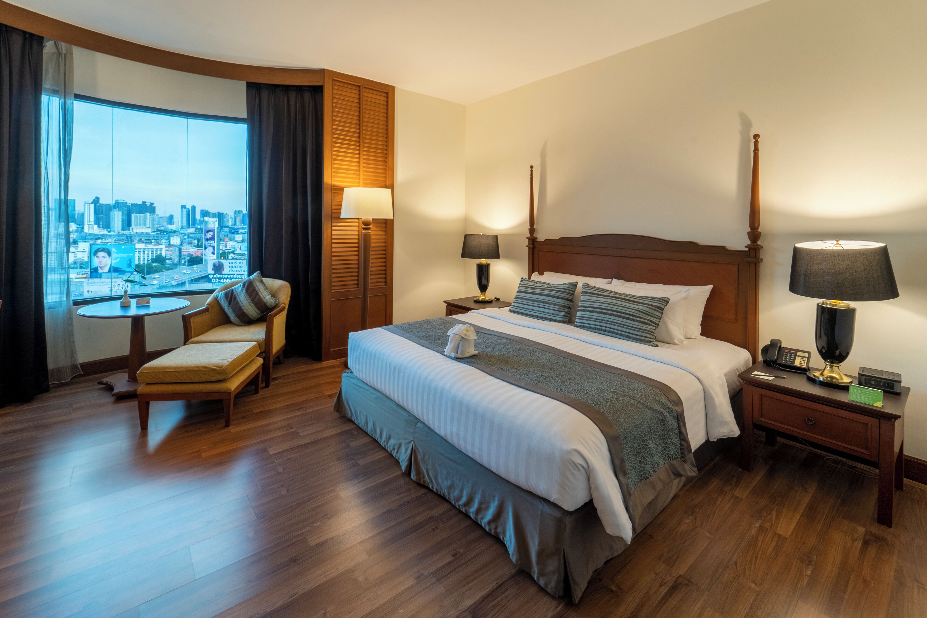 Grand Deluxe Double Room | มินิบาร์, ตู้นิรภัยในห้องพัก, โต๊ะทำงาน, ผ้าม่านกันแสง