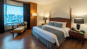 Grand Deluxe Double Room | Minibar, brankas, meja kerja, dan tirai kedap cahaya