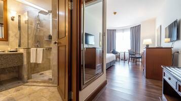 Sky View Premier Room | Badezimmer | Badewanne und Dusche (separat), Komfortbadewanne, Haartrockner