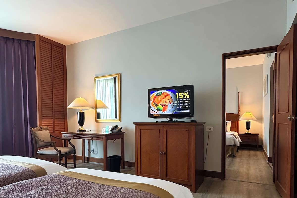 Rom – deluxe | Minibar, safe på rommet, skrivebord og blendingsgardiner
