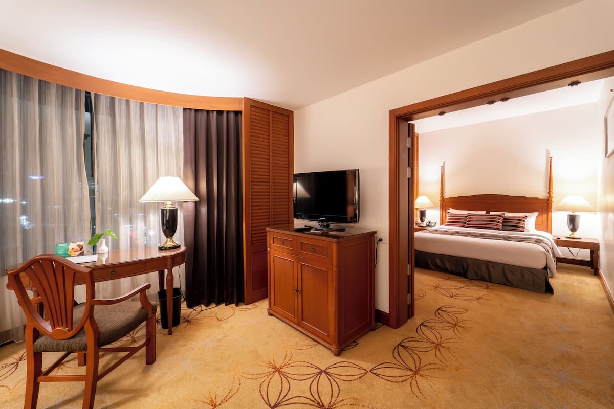 Suite – junior | Minibar, safe på rommet, skrivebord og blendingsgardiner