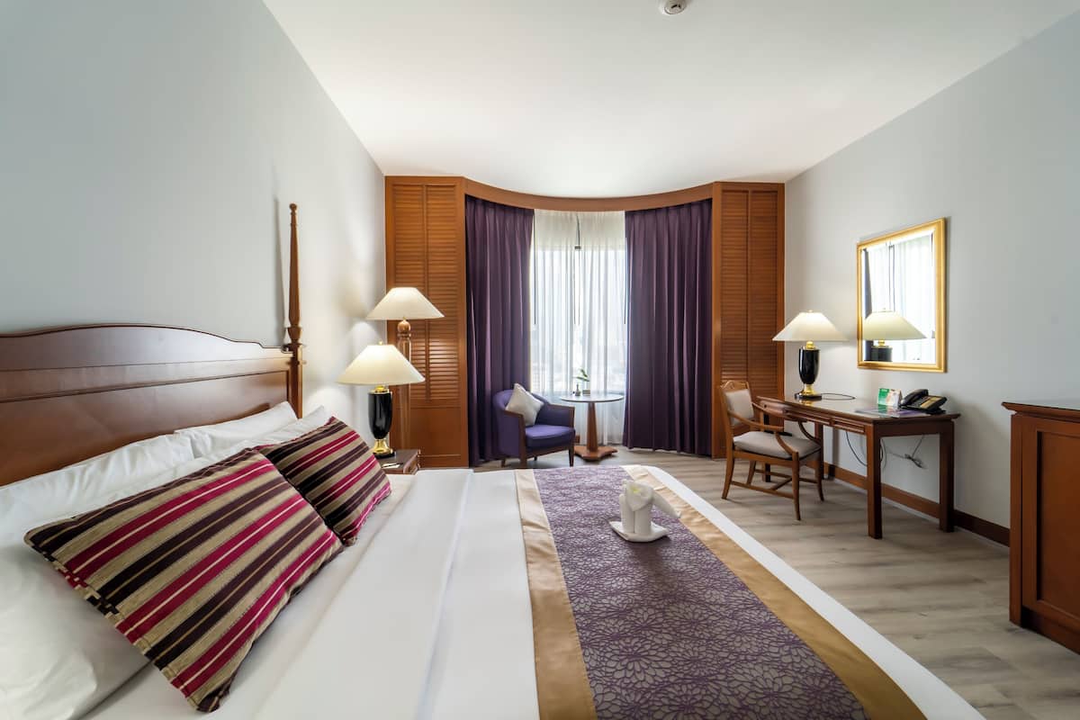 Dobbelt- eller tomannsrom – deluxe | Minibar, safe på rommet, skrivebord og blendingsgardiner