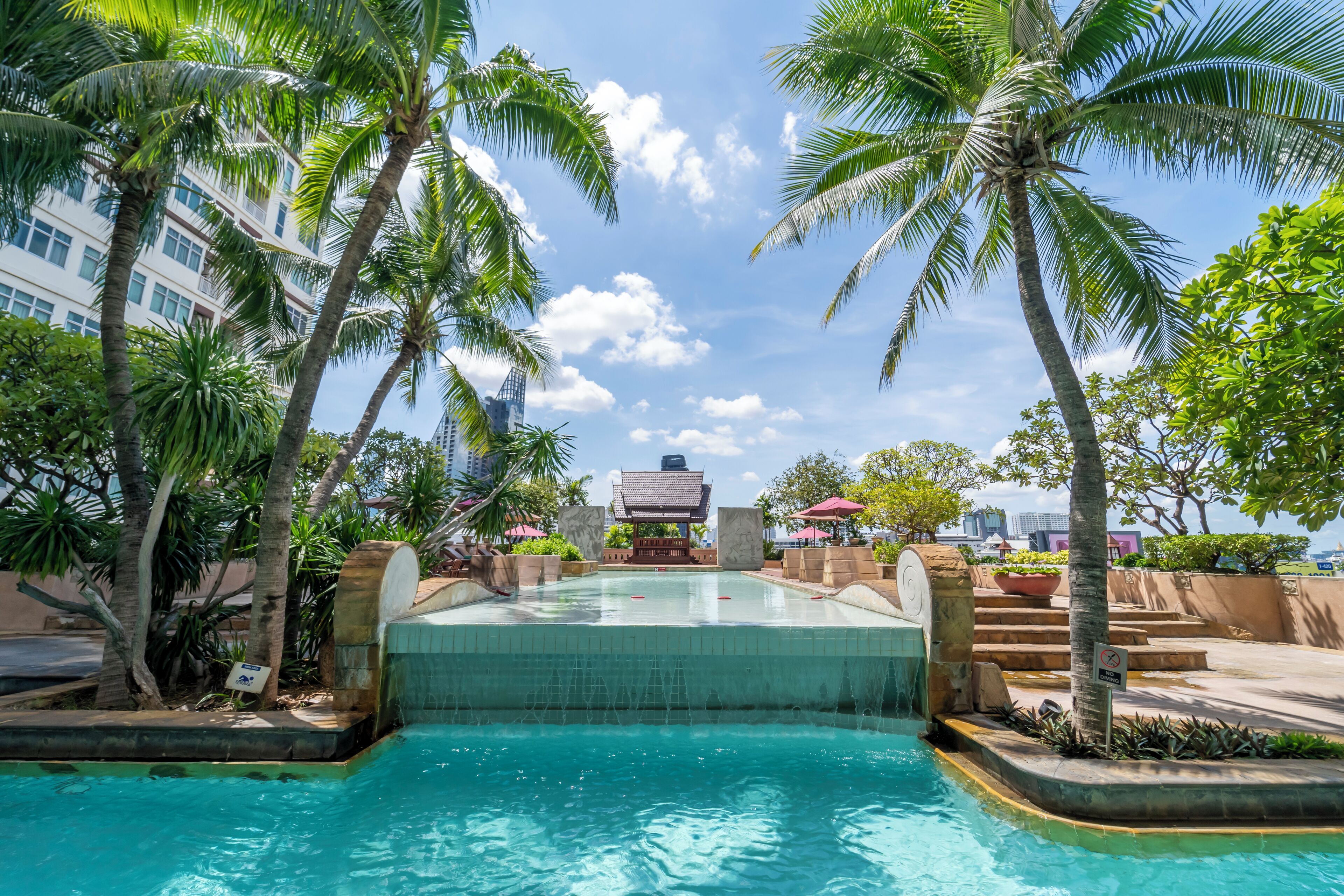 室外游泳池，07:00 至 21:00 开放，池畔遮阳伞，日光浴躺椅