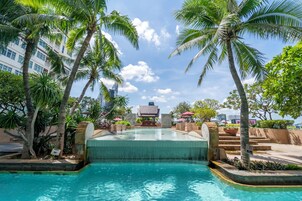 室外游泳池，07:00 至 21:00 开放，池畔遮阳伞，日光浴躺椅