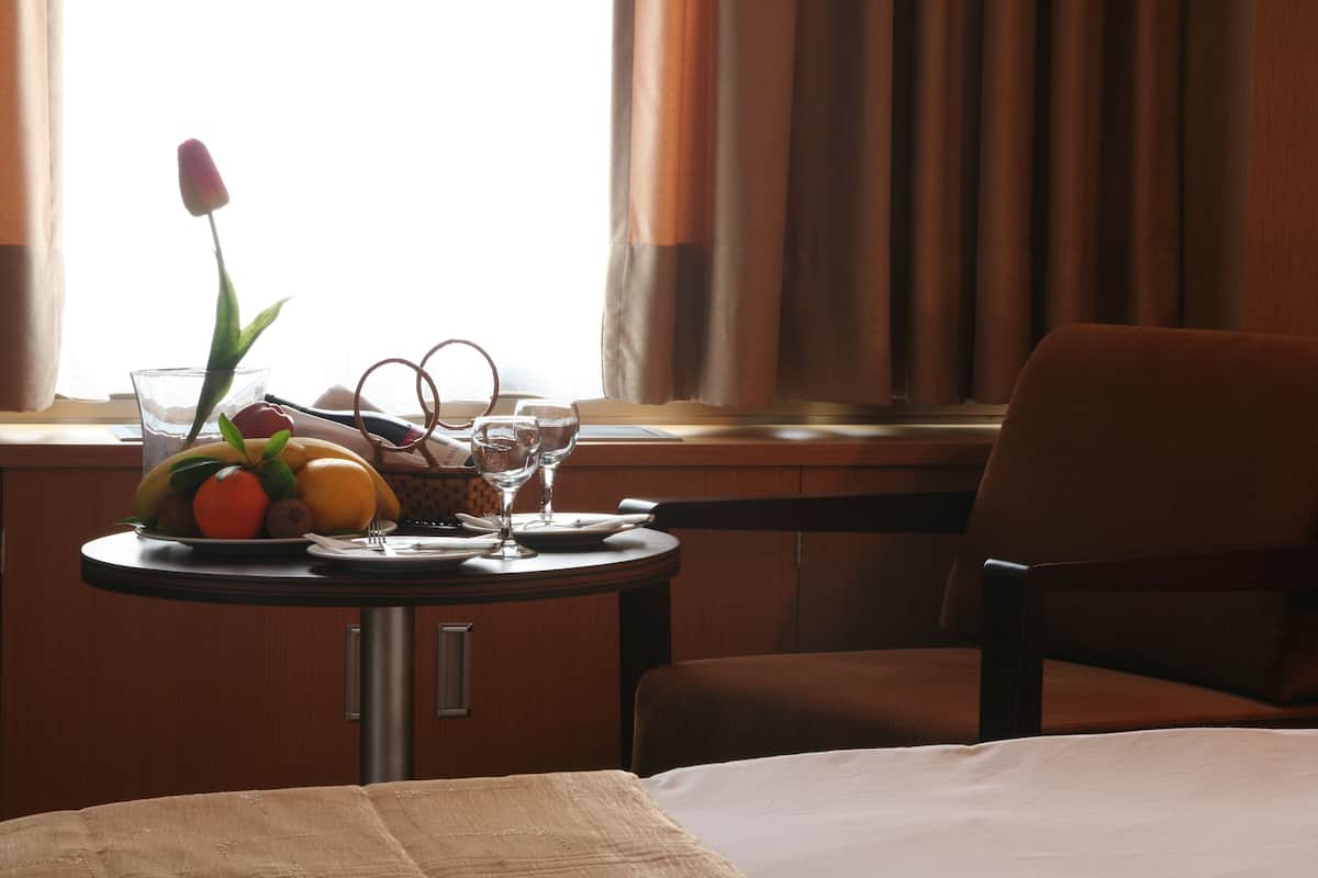 Artículos del minibar gratis y caja de seguridad en la habitación