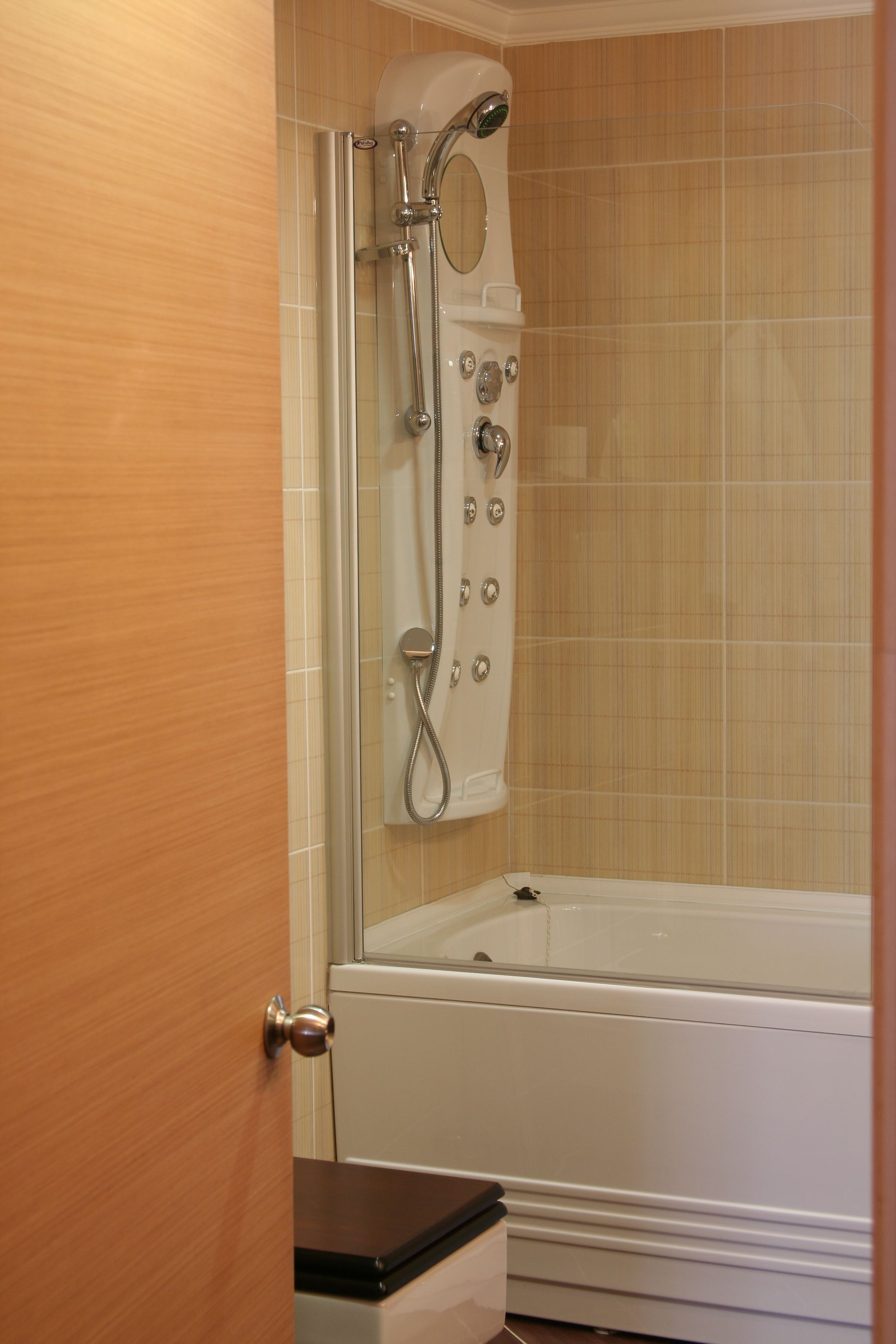 suite, 1 king bed | bathroom | combined shower/bathtub, hair dryer, slippers, towels