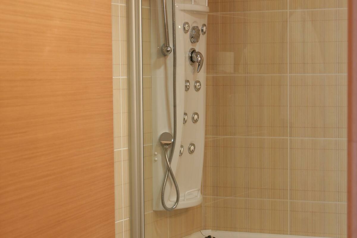 suite, 1 king bed | bathroom | combined shower/bathtub, hair dryer, slippers, towels