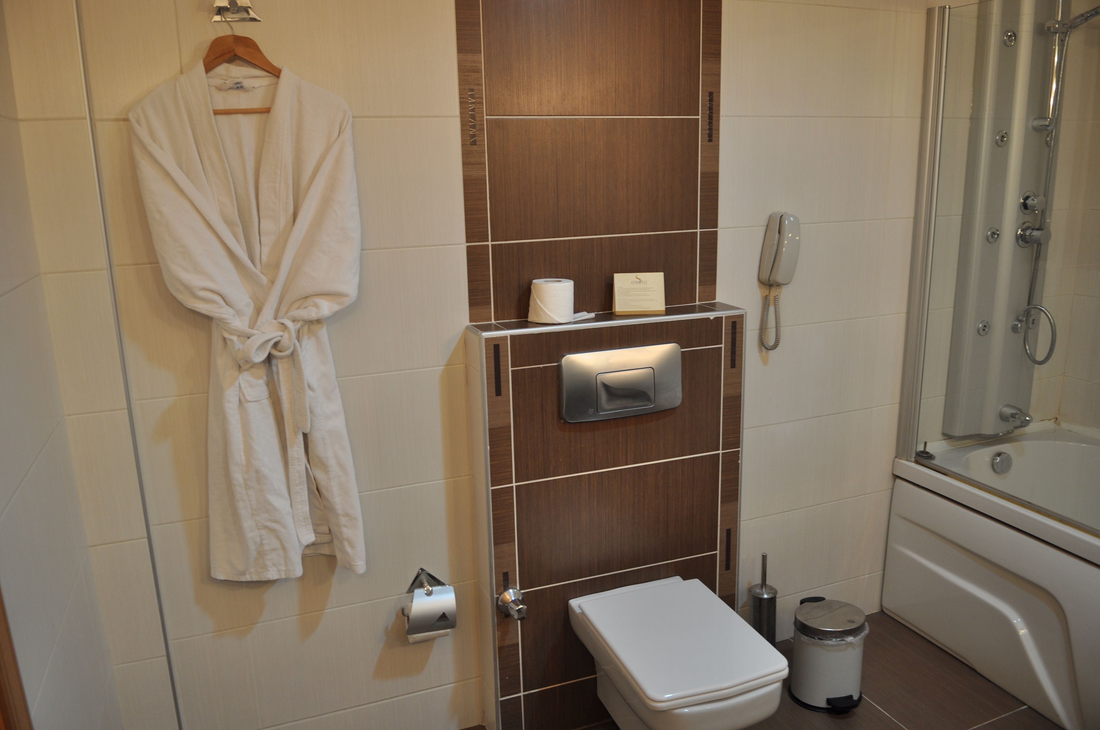 suite, 1 king bed | bathroom | combined shower/bathtub, hair dryer, slippers, towels